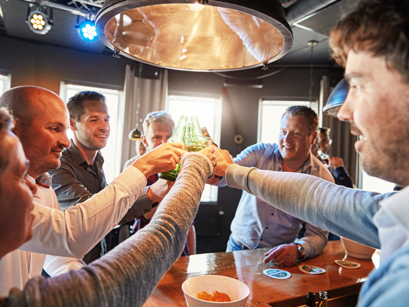 Het TRES team proost in de Pub